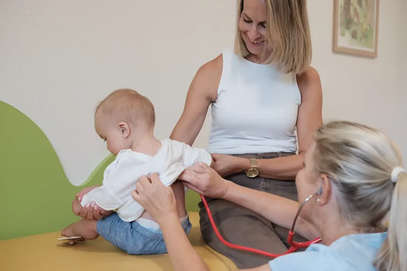 Szene einer Behandlung der Kinderarztpraxis Dr. med. Sabine Seyboth in Augsburg-Göggingen