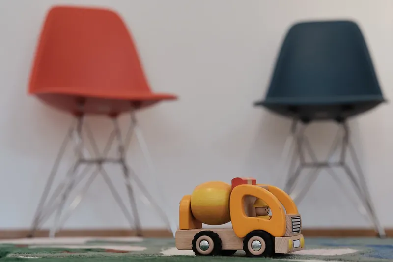 Spielzeug Bagger im Wartebereich der Kinderarztpraxis Dr. med. Sabine Seyboth in Augsburg-Göggingen