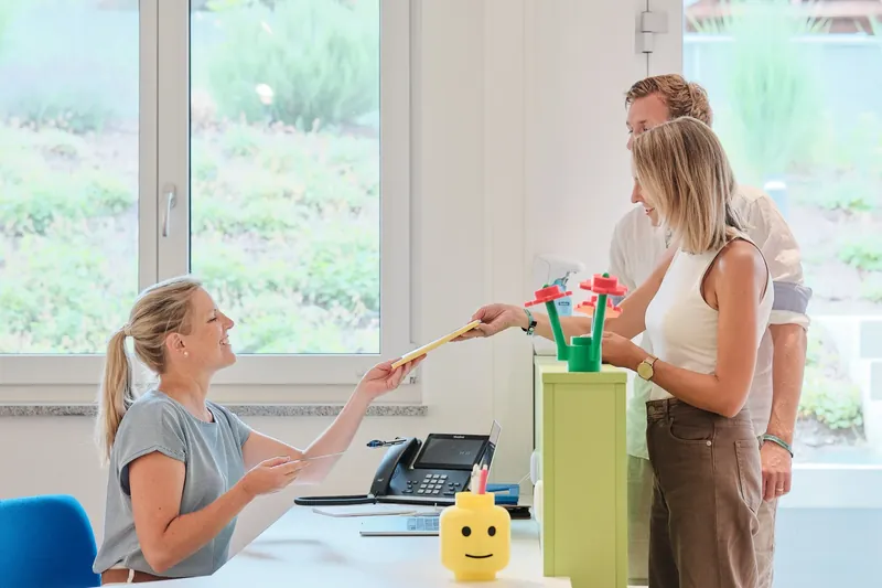 Empfangsszene U-Heft Übergabe der Kinderarztpraxis Dr. med. Sabine Seyboth in Augsburg-Göggingen