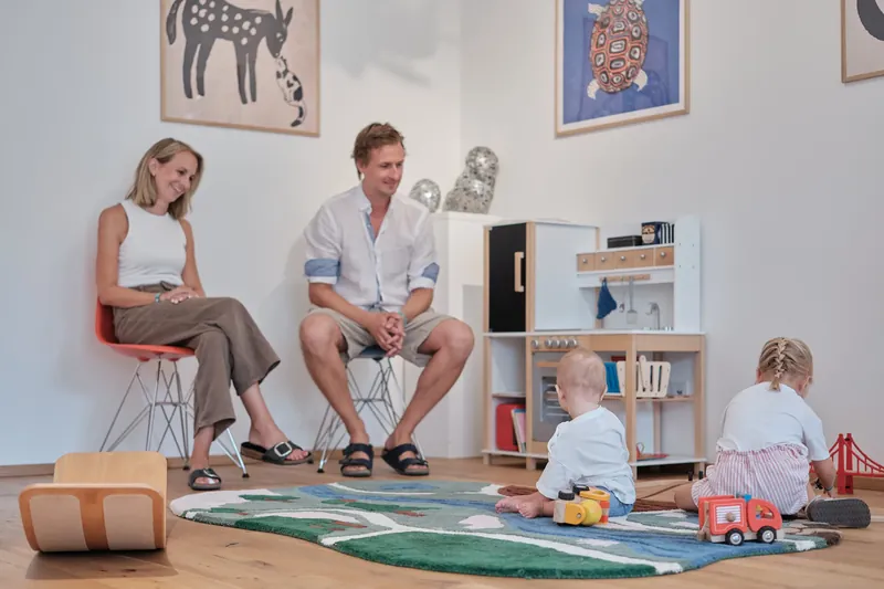 Warteszene Eltern und Kindern der Kinderarztpraxis Dr. med. Sabine Seyboth in Augsburg-Göggingen