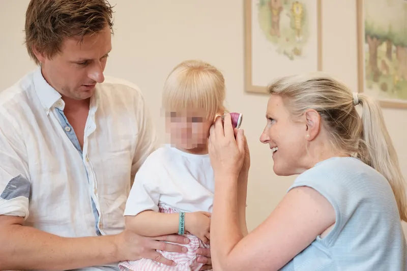Behandlungsszene mit Kind der Kinderarztpraxis Dr. med. Sabine Seyboth in Augsburg-Göggingen