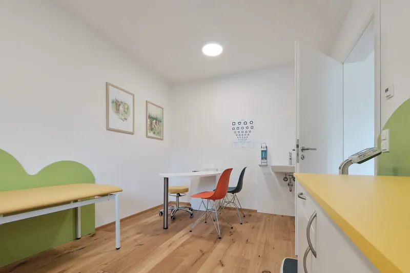 Behandlungszimmer der Kinderarztpraxis Dr. med. Sabine Seyboth in Augsburg-Göggingen
