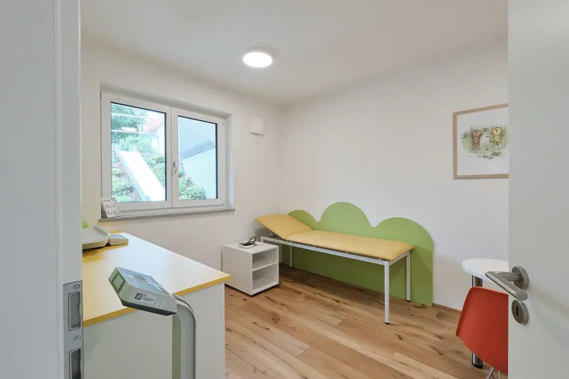 Behandlungszimmer der Kinderarztpraxis Dr. med. Sabine Seyboth in Augsburg-Göggingen